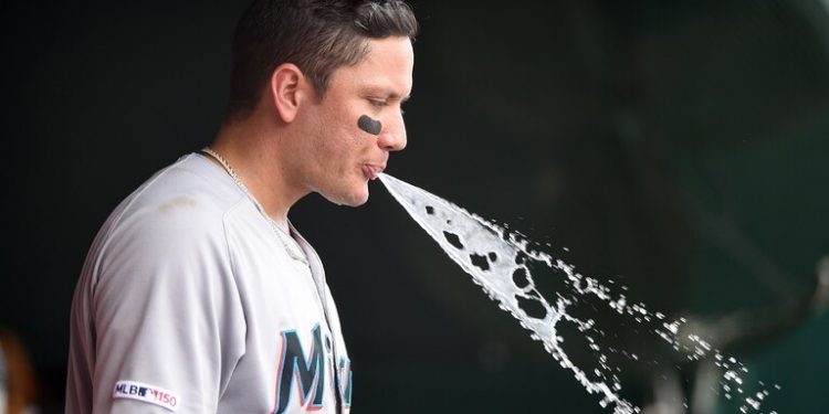 كورونا يقضي على 3 عادات في عالم الرياضة