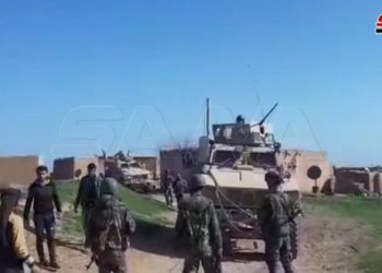 أهالي قرية في ريف الحسكة وعناصر الجيش يعترضون رتلا لقوات الاحتلال الأمريكي