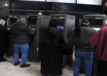 المالية تطلب من المصارف تنظيم عمل الصرافات لتجنب الإزدحام