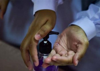 مع اقتراب الصيف.. هل يمكن أن ينفجر معقم اليدين في سيارتك؟