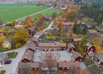 قرية عمرها 300 عام للبيع مقابل ثمن ضئيل