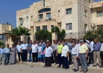 العاملون في السورية للحبوب وكهرباء الحسكة يعتصمون ضد احتلال “قسد” لمقرات عملهم