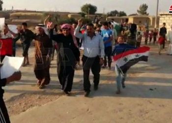 وقفة احتجاجية لأهالي قرية بوير البوعاصي بريف القامشلي ضد الاحتلال الأمريكي والتركي ورفضا لـ (قانون قيصر)