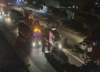 الاحتلال الأمريكي يهرب 30 صهريجاً وناقلة محملة بالنفط المسروق من الحقول السورية باتجاه العراق