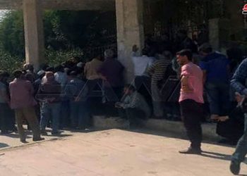 مجموعات (قسد) تواصل منع العاملين من الدخول لشركة الكهرباء ومؤسسة الحبوب.. الأهالي: تنفذ مخططات الاحتلال الأمريكي