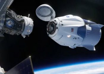 مركبة سبايس أكس المأهولة تنفصل عن محطة الفضاء الدولية لتبدأ رحلة العودة إلى الأرض