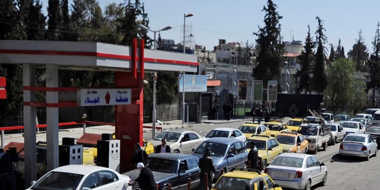 النفط تعدّل مدة تعبئة البنزين لجميع الآليات العامة والخاصة