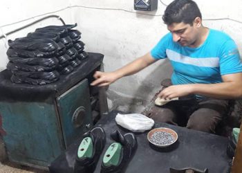 الأغلى محلياً..والأرخص عالمياًانخفاض الدخل يدفع الحرفيين لإنتاج أحذية بمواصفات متدنية