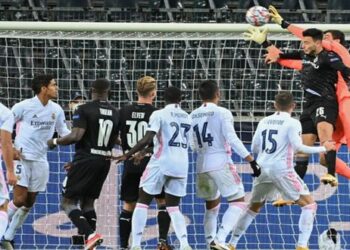 ريال مدريد يتعادل مع مضيفه مونشنجلادباخ 2-2