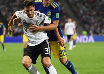 نجم منتخب ألمانيا هيكتور يعلن الاعتزال