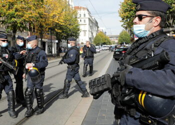 الشرطة الفرنسية تتحدث عن “قطع رأس امرأة” بعد هجوم طعن في نيس