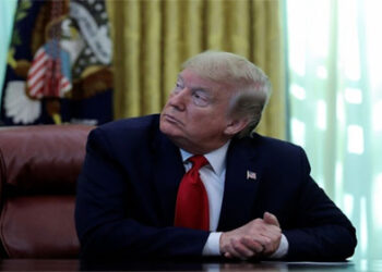 ترامب يزعم أنه “محصن” من كورونا ويريد تقبيل النساء الجميلات من مؤيديه..