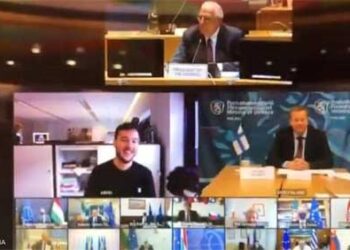 فيديو.. صحفي يخترق اجتماعا أوروبيا “سريا” لوزراء الدفاع