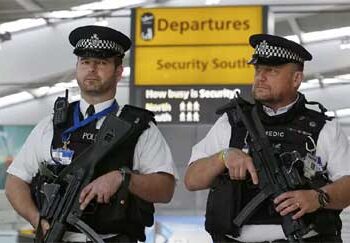 سيارة تقتحم مركزا للشرطة في لندن… واعتقال رجل حاول إشعال حريق