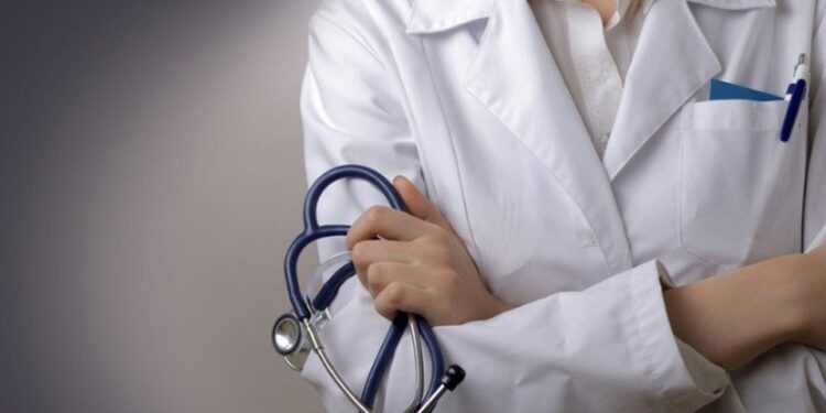 معاينات الأطباء تحددها المزاجية .. وأطباء: الحل بالتأمين الصحي للجميع