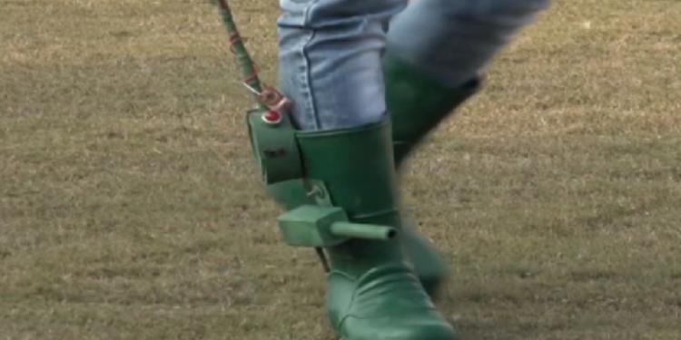 المبتكرون الهنود يكشفون عن أحذية مطاطية قادرة على إطلاق النيران