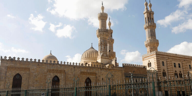 مصر.. باحث في مشيخة الأزهر يحذر من “زواج التجربة”