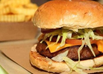 ماذا يحصل لجسمك عندما تأكل وجبة سريعة يوميا؟