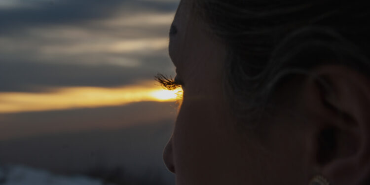 (نهضَت وانحنت) ….خاطرة لنسيم الرحبي