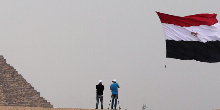 مخرج مصري شهير يعلن إصابته بمرض السرطان