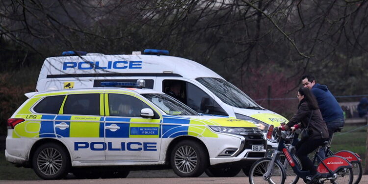 مطلوب يسلم نفسه للشرطة هربا من العزل المنزلي