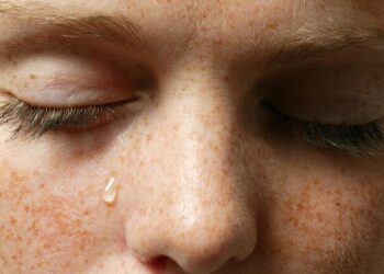 العلماء يطورون مستشعرا قابلا للارتداء يراقب الصحة عبر الدموع