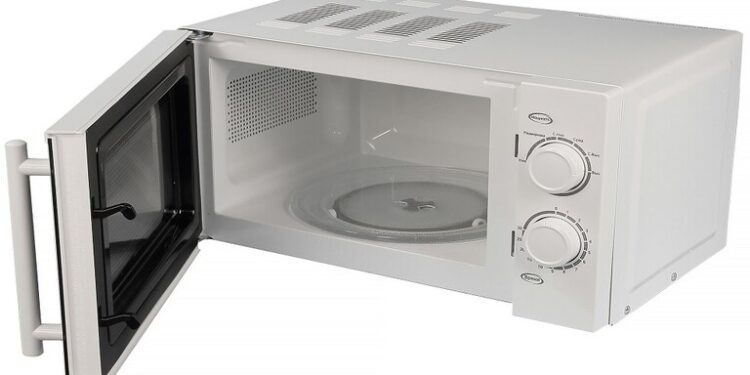 أخطاء شائعة في استخدام الميكروويف