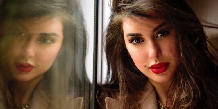 ياسمين صبري ثالث امرأة بالعالم ترتدي قطعة نادرة من “Cartier”