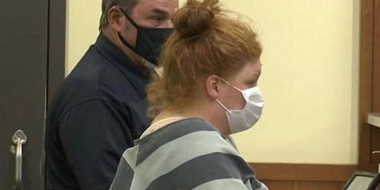 قتلت ابنها بطريقة بشعة و16 تهمة تلاحقها