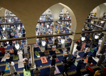 إحالة مخرج بث صلاة الجمعة للتحقيق بسبب خطأ على الهواء