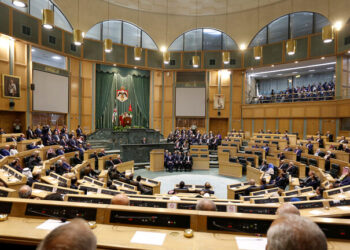 سيجارة نائب تتسبب بحروق في أحد المقاعد تحت قبة البرلمان