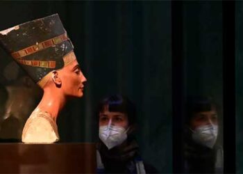 أبحاث: تاج نفرتيتي “الأزرق الفرعوني” يحمل مادة من “النانو” فائقة التطور.