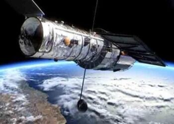 تليسكوب (هابل) يرصد نجمين على هيئة نسر يحدق للأرض