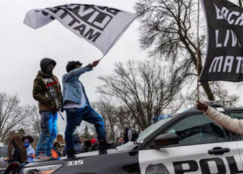 اندلاع احتجاجات عنيفة في مينيابوليس بعد مقتل شاب من أصول أفريقية برصاص الشرطة الأميركية