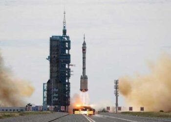 الصين تطلق بنجاح مركبة مأهولة إلى محطتها الفضائية