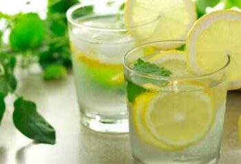 طبيب يكشف عمّن عليهم الامتناع عن شرب الماء بالليمون على الريق