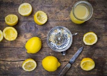 مراهقون يستخدمون عصير الليمون لتزييف اختبارات كورونا للتغيب عن المدرسة