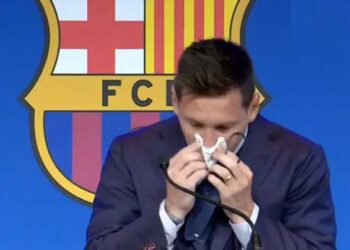ميسي يودع نادي برشلونة بالدموع