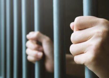 من اجل اسوارتي ذهب.. حفيد ينهي حياة جدته !