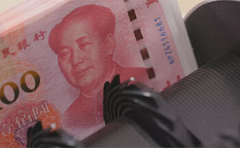 مليونير يعاقب موظفي بنك بطريقة غريبة… يا ليتهم لم يطلبوا منه ارتداء الكمامة