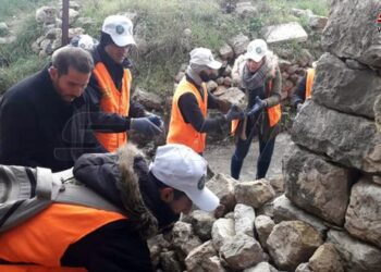 فريق من مؤسسة الآغا خان يبدأ عمليات رصد وتقييم وتوزيع المساعدات للمتضررين من الزلزال في القدموس