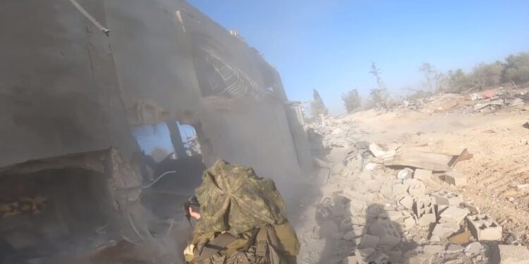 جنود في الجيش الإسرائيلي يطلقون النار على زملائهم في حالة تخبط خلال التوغل البري في غزة