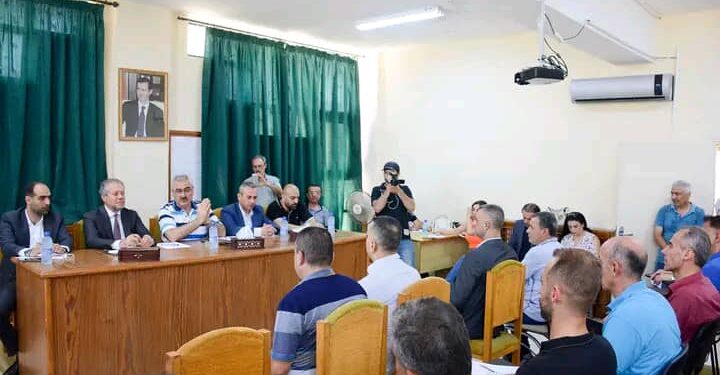 وزير التجارة الداخلية يجتمع مع الأسرة التموينية في اللاذقية