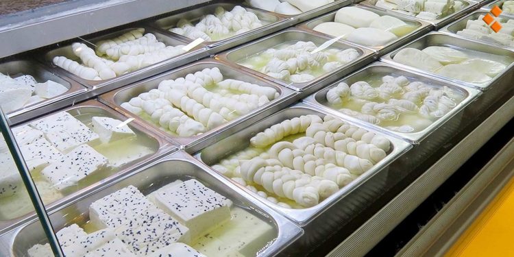 بعد رفع سعر الغاز الصناعي.. بائعون يرفعون سعر الألبان والأجبان دون “نشرة رسمية”