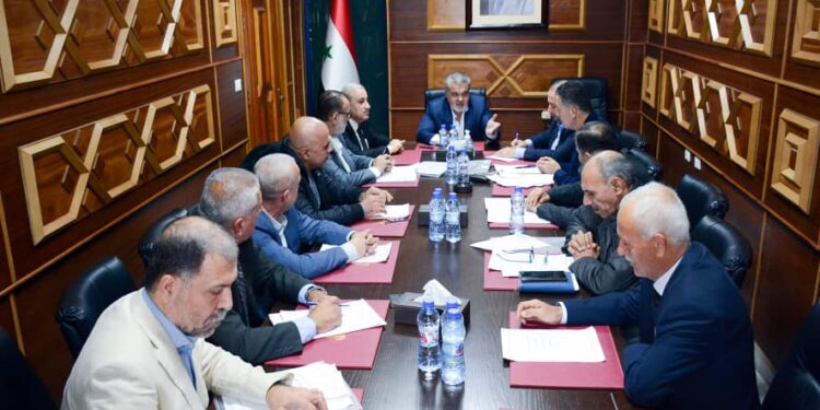 اللجنة الزراعية الفرعية تعقد اجتماعاً برئاسة محافظ اللاذقية، الدكتور خالد وليد أباظة، حيث تم اعتماد الخطة الإنتاجية للموسم الزراعي 2024/2025.